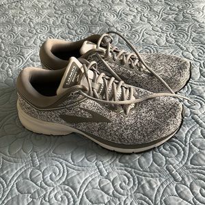 BRAND NEW Brooks Launch 5, women’s Size 12 (no box)
